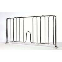 Il divisore Novocal (altezza: 230 mm, lunghezza: 457 mm, 1 pezzo) è un sistema organizzativo autoportante con barre verticali e un'incavo a forma di U nella parte inferiore centrale, che serve per il supporto e la separazione. Raffigurato su uno sfondo bianco semplice. Marca: Novocal.