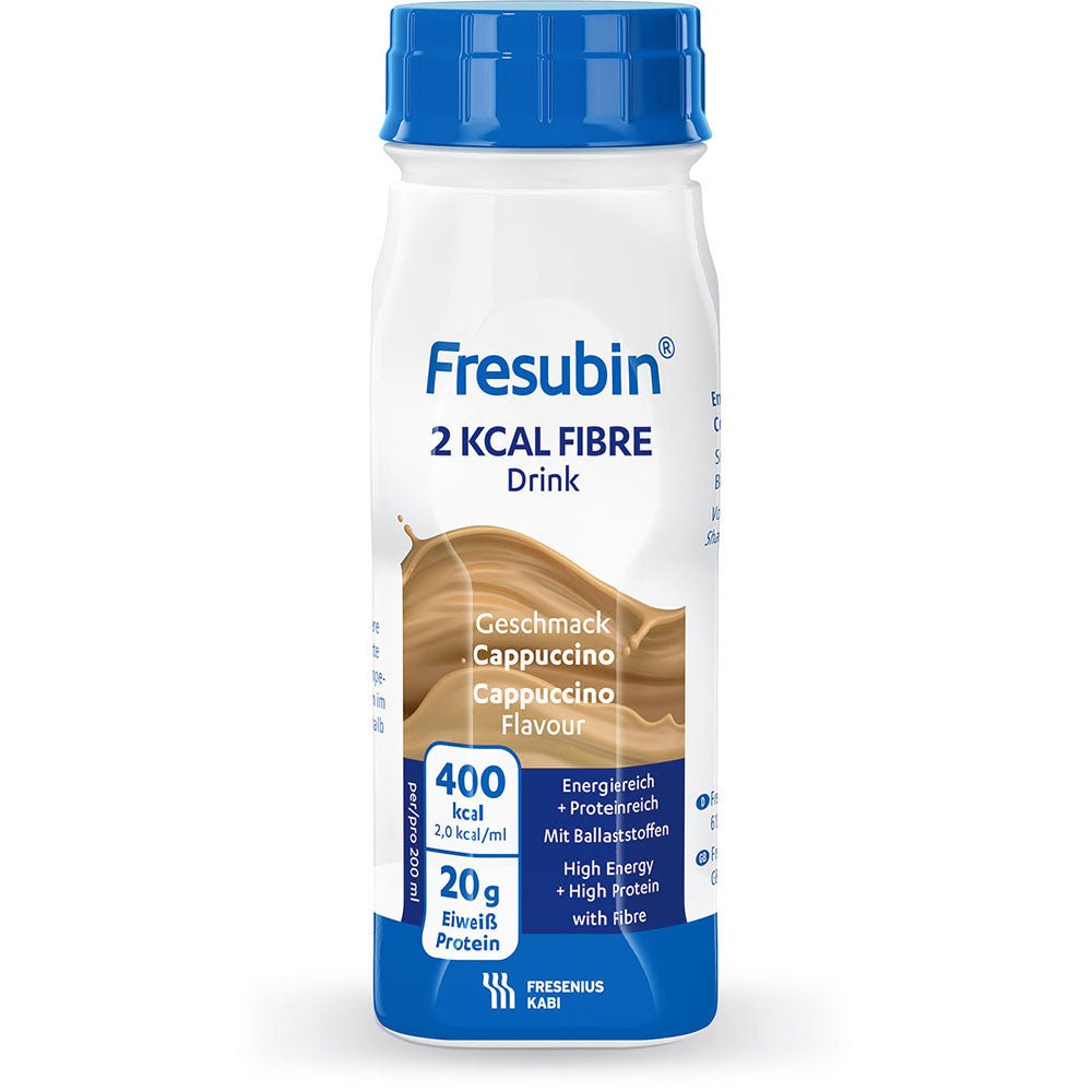 200 ml bottiglia di plastica bianca Fresubin 2 kcal Fibre Drink di Fresenius Kabi Deutschland GmbH, gusto Cappuccino, con tappo/etichetta blu. Sull'etichetta sono riportati 400 kcal, 20 g di proteine, alto contenuto energetico e alto contenuto di fibre.