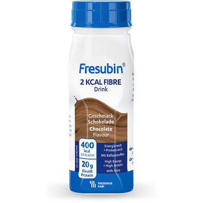 Una bottiglia da 200 ml di Fresubin 2 kcal Fibre Drink di Fresenius Kabi Deutschland GmbH, gusto Cioccolato, fornisce 400 kcal e 20 g di proteine per porzione. L'etichetta è prevalentemente bianca e blu con accenti marroni.