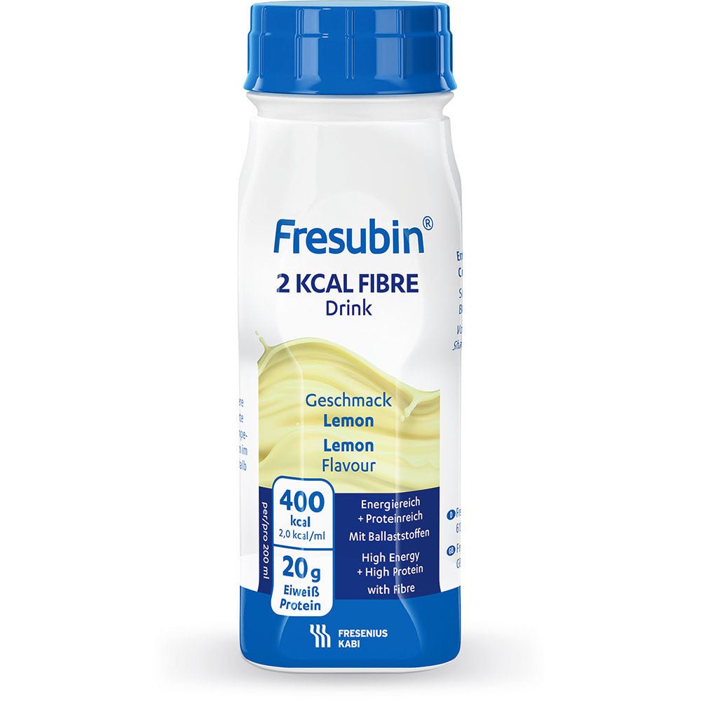Fresubin 2 kcal Fibre Drink 200 ml di Fresenius Kabi Deutschland GmbH, gusto Limone, fornisce 400 kcal e 20 g di proteine per bottiglia, con alto contenuto energetico e di fibre. La confezione è bianca con accenti blu e gialli.