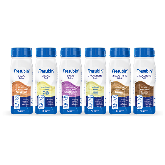 Fresubin 2 kcal/Ballaststoff-Getränk Mischkarton 200 ml (6er-Pack) von Fresenius Kabi Deutschland GmbH enthält sechs Geschmacksrichtungen, jede Flasche mit 400 kcal und 20 g Eiweiß, blauer Verschluss/Etikett. Geschmacksrichtungen: Kaffee, Vanille, Frucht, Zitrone, Cappuccino, Schokolade.
