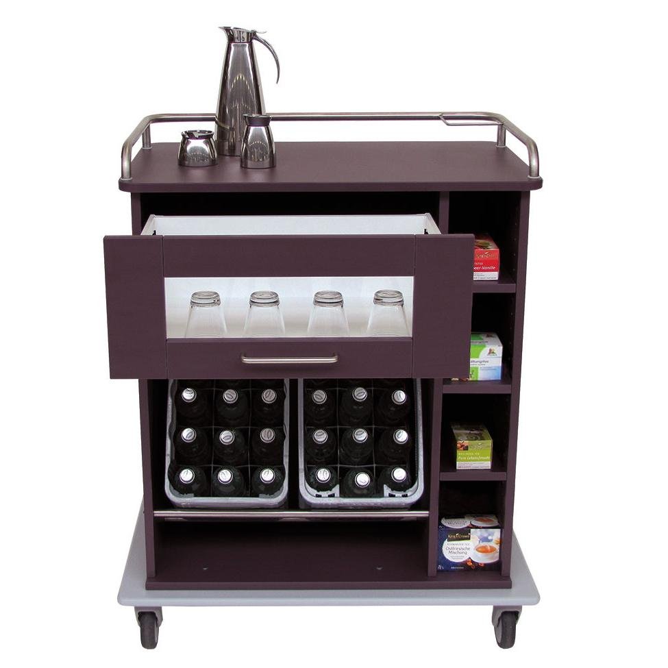 Il carrello portavivande Novocal dispone di un robusto telaio in plastica piena, cassetti per bicchieri, spazio per bottiglie di bevande e ripiani laterali per contenitori di tè o caffè - ideale per il trasporto igienico.