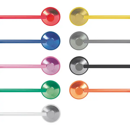 Nove cavi colorati con connettori rotondi, privi di lattice e nichel, sono disposti in due colonne su sfondo bianco. I colori – rosso, giallo, blu, grigio, rosa, nero, verde, arancione e bianco – sono tanto appariscenti quanto la verniciatura di un fonendoscopio a testa piatta modello Schwester della Servoprax GmbH.