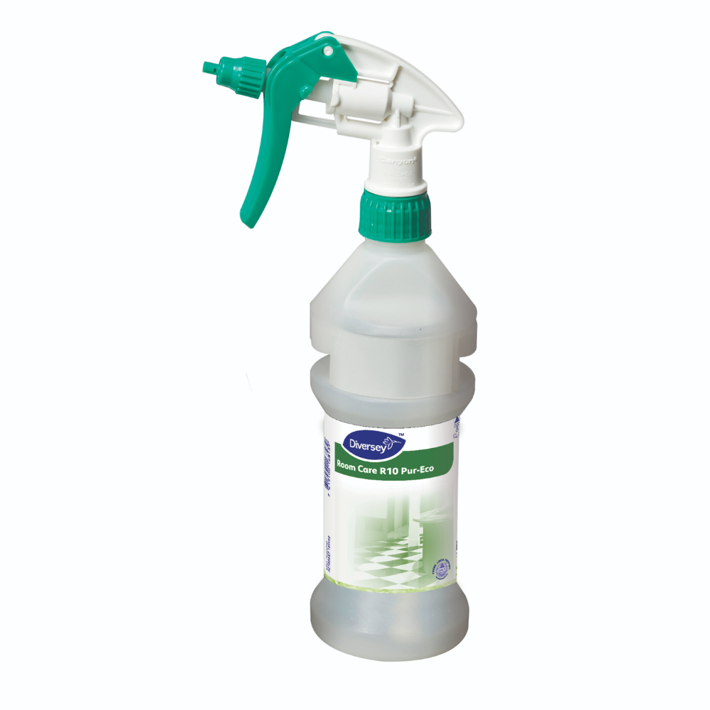 Una bottiglia spray verde-bianca con l'etichetta "Room Care R10 Pur-Eco, flacone di ricarica incl. fascia dispenser" di Diversey Deutschland GmbH & Co. OHG (0,3L), ecologica e adatta per Divermite/DQFM, su sfondo bianco.