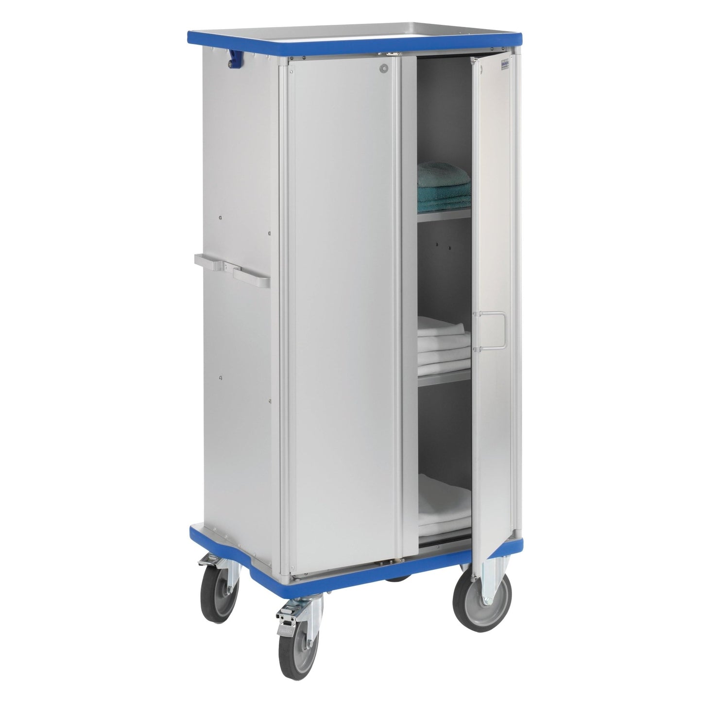 Il carrello Novocal è un carrello multiuso anodizzato in alluminio con due ante a battente che possono ruotare di 270°, con listelli decorativi blu in alto e in basso, grandi ruote e ripiani interni per asciugamani e biancheria da letto. Marca: Novocal. Confezione: 1 pezzo.