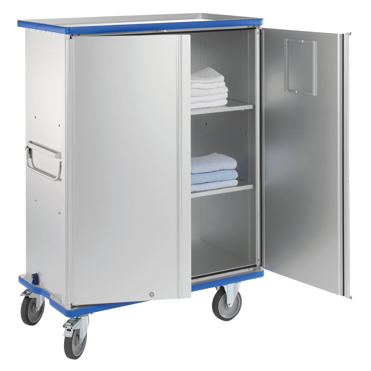 Un carrello armadio Novocal in alluminio anodizzato con due porte a battente girevoli a 270°, maniglie laterali, chiusura centrale e quattro ruote mostra due ripiani con asciugamani bianchi e blu piegati.