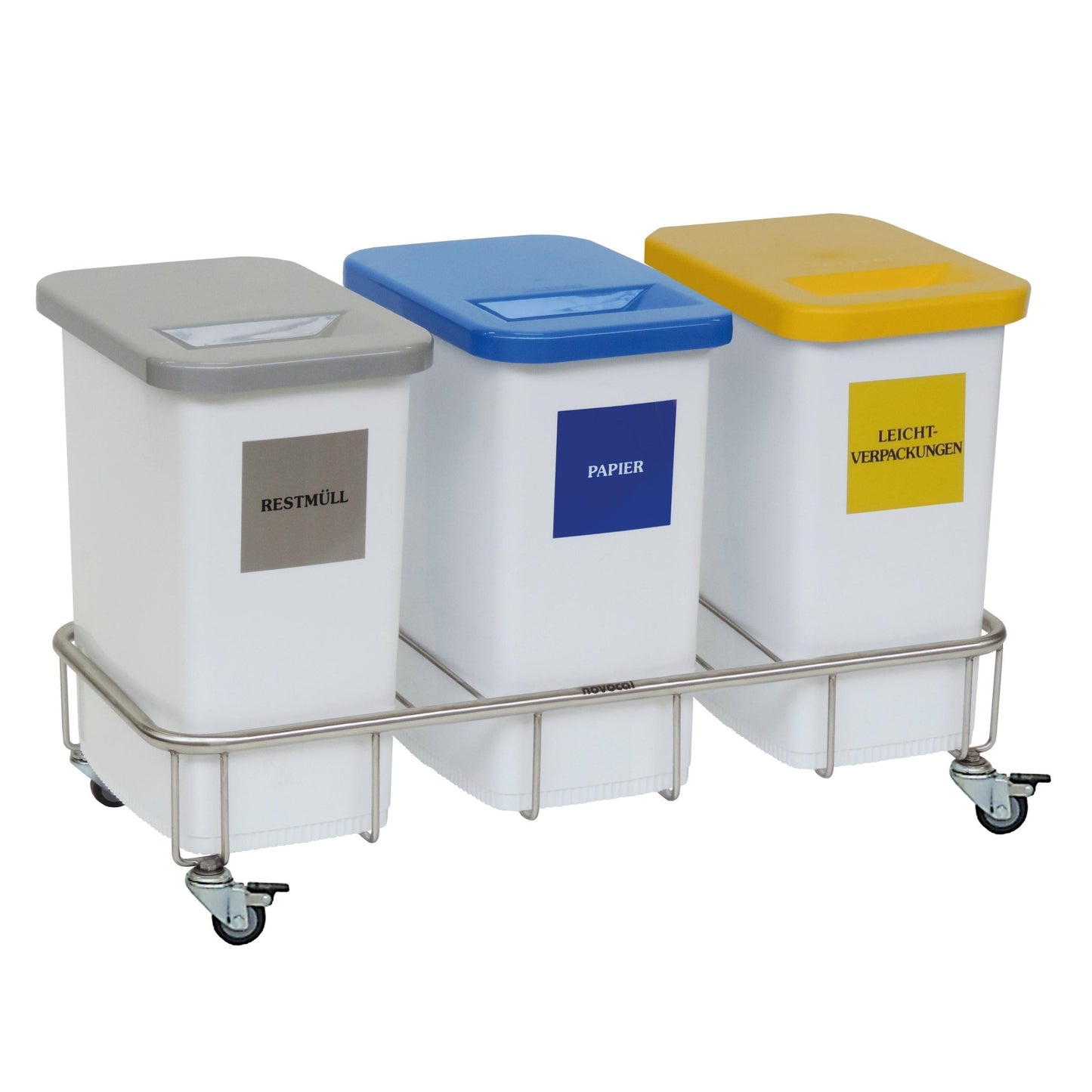 Il raccoglitore di materiali riciclabili Novocal, telaio, triplo raccoglitore in acciaio inossidabile offre tre contenitori in plastica con coperchi colorati (Grigio: rifiuti residui, Blu: carta, Giallo: imballaggi leggeri), ciascuno con etichetta e fessura per l'inserimento.