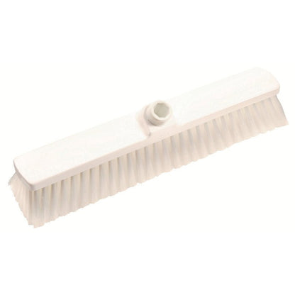 La SCOPA GRANDI SPAZI della Haug Bürsten KG è dotata di setole PBT morbide e chiuse (ø 0,25 mm) e ha le dimensioni di 400x60x50mm, con un supporto centrale in plastica per il manico. Raffigurata in diagonale su sfondo bianco, è ideale per la pulizia del pavimento.