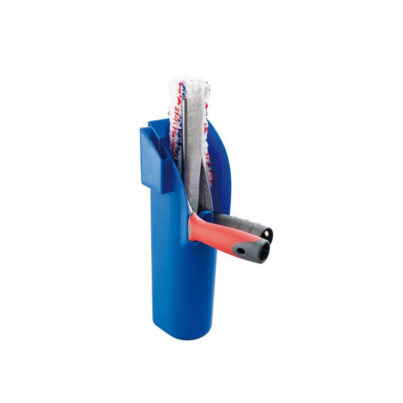 Il contenitore di plastica blu da appendere (115x100x325 mm) di Haug Bürsten KG contiene un tergivetro con manico grigio/rosso e un tergivetro con copertura in microfibra bianca.