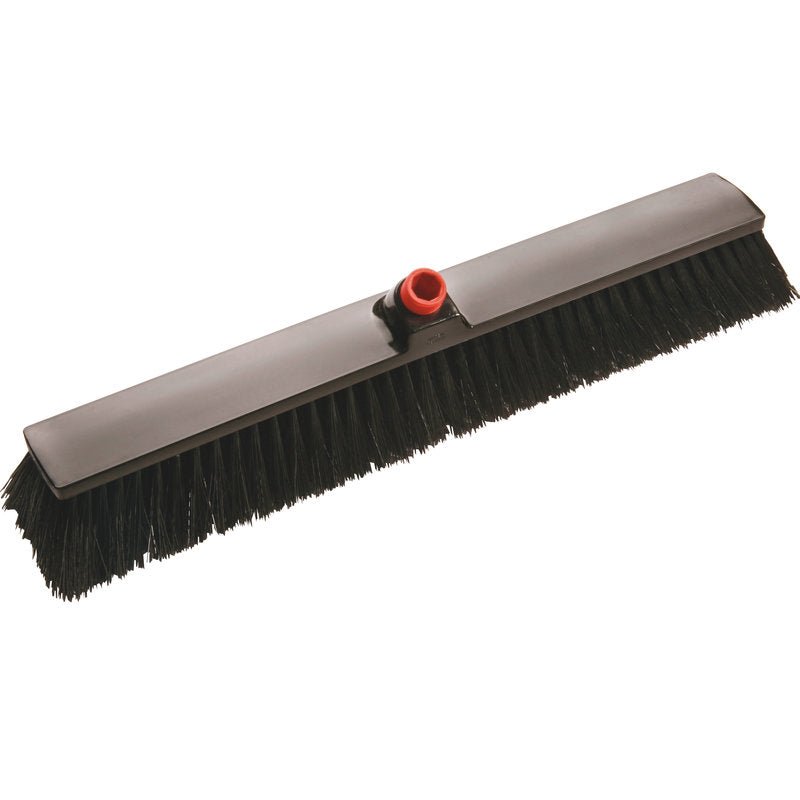 La Haug Bürsten KG IN-UP SCOPA PER GRANDI SPAZI dispone di setole in poliestere rigide da 0,60 mm, una testina nera da 600 x 70 x 70 mm e un attacco per manico rosso - ideale per la pulizia di grandi superfici. Raffigurato su uno sfondo bianco.