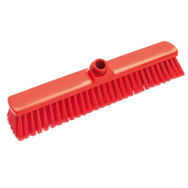 La SCOPA GRANDI SPAZI Haug Bürsten KG ha una testa rettangolare rossa di 400x60x50mm con setole PBT morbide e chiuse (ø 0,25mm) e un foro centrale per il fissaggio del manico, raffigurata su uno sfondo bianco semplice - perfetta per una pulizia efficiente del pavimento.
