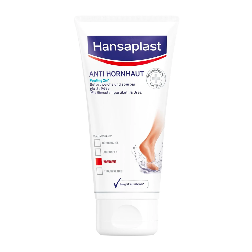 Un tubo bianco con l'articolo fuori produzione della Beiersdorf AG: Hansaplast Anti Hornhaut Peeling 2in1 (75ml) è in piedi. L'etichetta prevalentemente bianca con accenti blu e rossi mostra piedi nudi, schizzi d'acqua e il testo "Cura del piede".