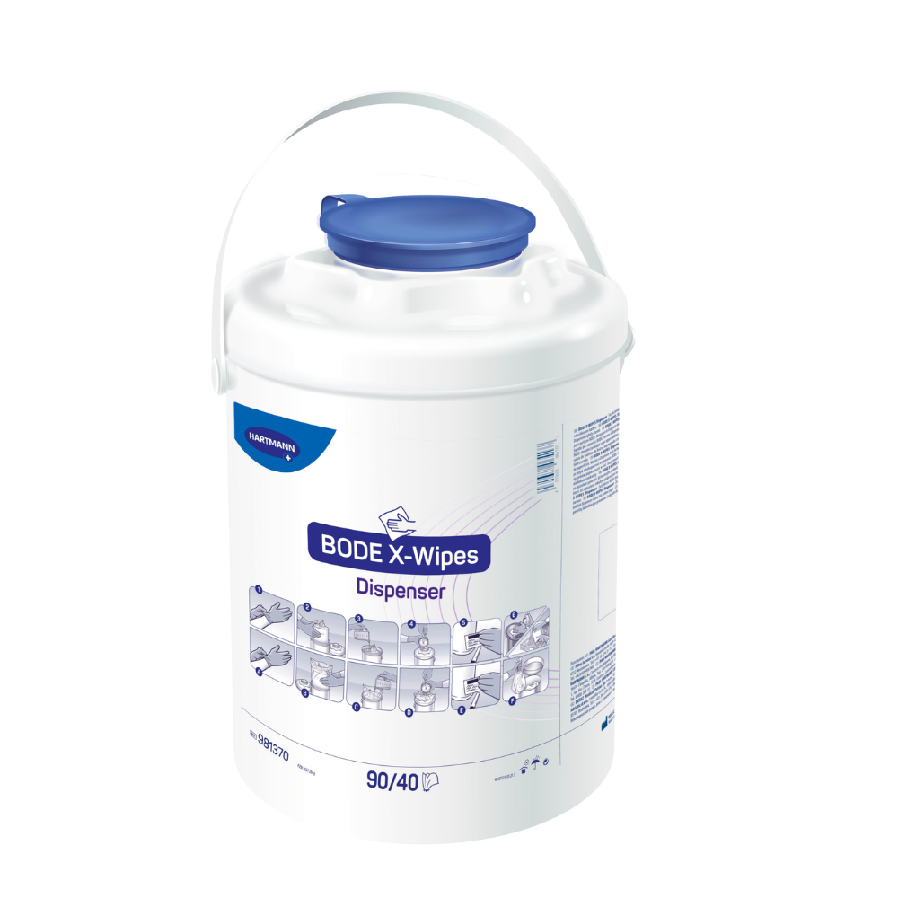 Un secchio di plastica bianco con la scritta "Paul Hartmann AG BODE X-Wipes Dispenser di disinfezione" con coperchio blu e manico bianco, su cui sono stampate grafiche di meccanismi del dispenser. Il secchio è destinato a contenere disinfettante.