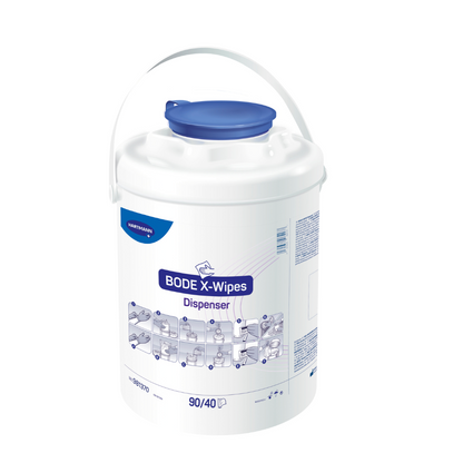 Un secchio di plastica bianco con la scritta "Paul Hartmann AG BODE X-Wipes Dispenser di disinfezione" con coperchio blu e manico bianco, su cui sono stampate grafiche di meccanismi del dispenser. Il secchio è destinato a contenere disinfettante.