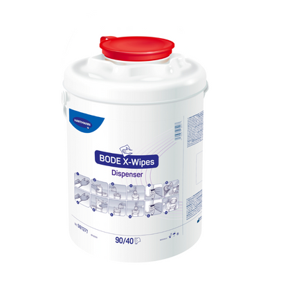 Secchio dispensatore bianco in plastica per il dispenser di disinfezione Hartmann BODE X-Wipes della Paul Hartmann AG con coperchio rosso e scritte blu incluse di diagrammi e testo. Il secchio è destinato a contenere salviette disinfettanti.