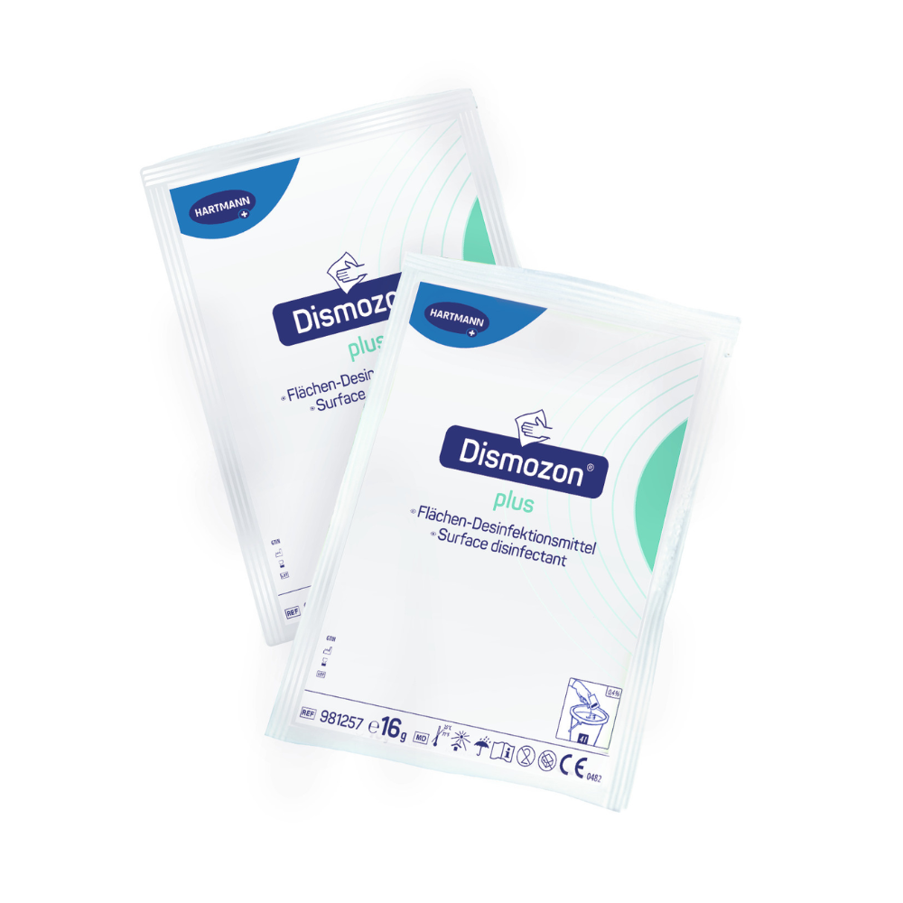 Due confezioni di disinfettante per superfici Hartmann Dismozon® plus, ciascuna in confezione bianca con design blu e verde, riportano la scritta „Flächen-Desinfektionsreiniger“ in lingua tedesca e inglese. Il logo della Paul Hartmann AG si trova in alto a sinistra su ogni confezione.