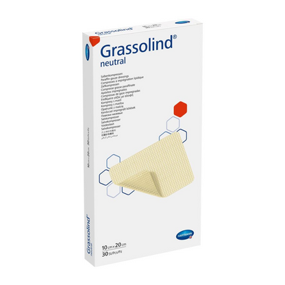 Una scatola di compressa di garza Hartmann Grassolind® in varie dimensioni, una medicazione per ferite, con importanti informazioni sul prodotto e un'immagine della compressa sulla parte anteriore. La confezione è prevalentemente bianca.