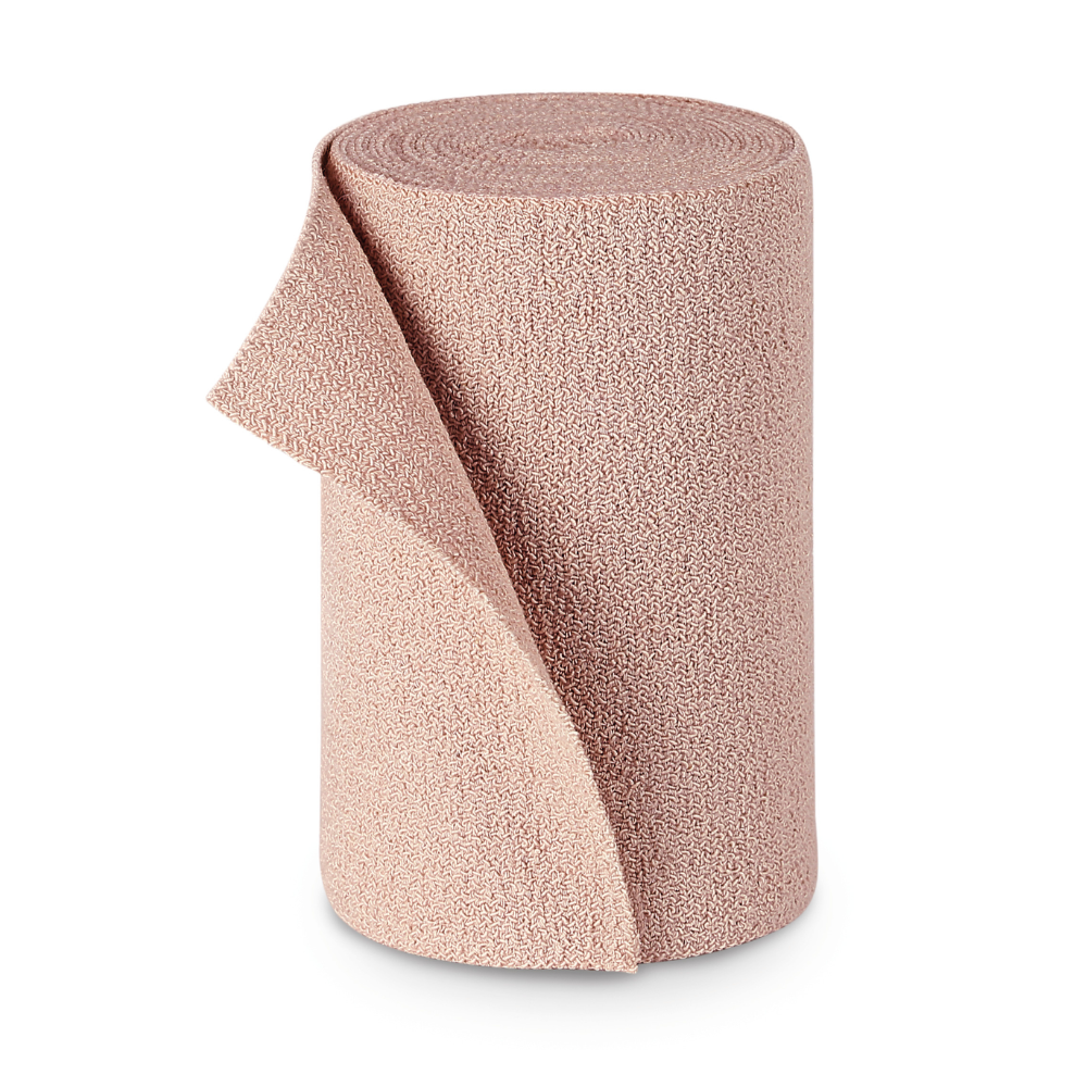 Un rotolo di tessuto PütterFlex strutturato marrone chiaro di Paul Hartmann AG, in piedi, con l'estremità leggermente srotolata, su uno sfondo bianco.