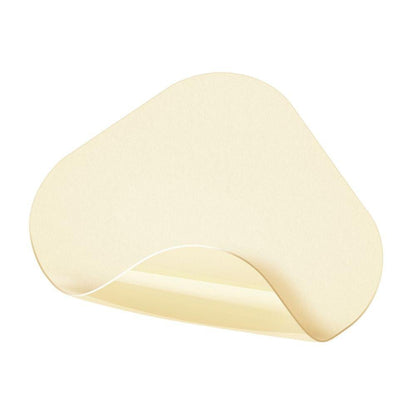 Un singolo bendaggio triangolare beige Hartmann Hydrocoll® Classic Thin della Paul Hartmann AG, sterile e sigillato singolarmente. Un angolo è leggermente sollevato per rendere visibile l'adesivo. Ideale per il trattamento umido delle ferite. Sfondo bianco semplice.