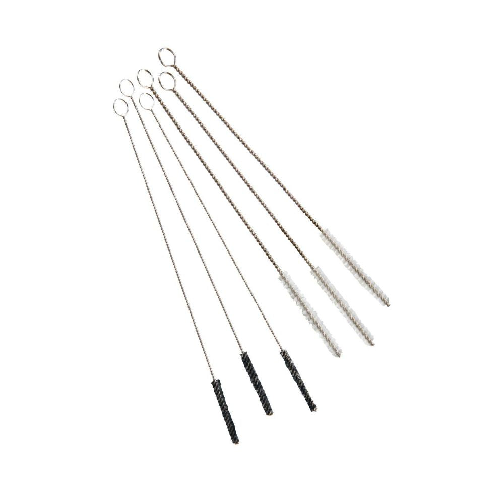 Il set di spazzole a getto Haug con acciaio inossidabile V2A 6 pezzi di Haug Bürsten KG comprende cinque spazzole sottili per la pulizia con manici in acciaio inossidabile e estremità ad anello, con setole colorate: due nere, due bianche e una grigia. Ideale per compiti di pulizia professionale dettagliati.