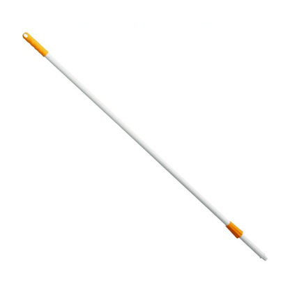 Un lungo manico in fibra di vetro bianco Haug con punta e impugnatura arancione è posizionato diagonalmente su uno sfondo bianco semplice. Questo manico ergonomico di Haug Bürsten KG dispone di un foro nella parte superiore per l'appeso.