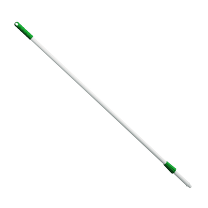 Un manico di scopa bianco-verde di 1450 mm in fibra di vetro Haug, progettato da Haug Bürsten KG per essere ergonomico e durevole, dispone di un foro nella parte superiore per l'appeso.