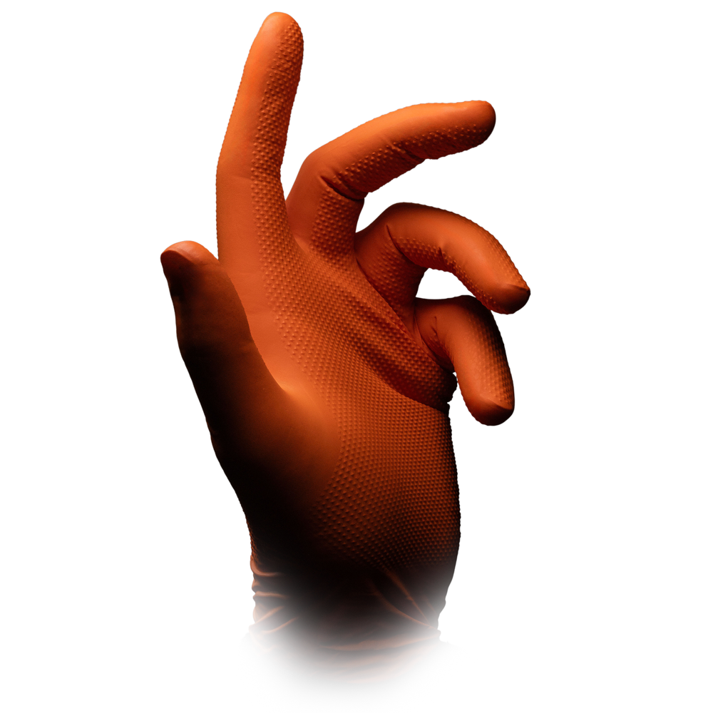 Ein orangefarbener High Grip Einmalhandschuh aus Nitril, ALPHA der AMPri Handelsgesellschaft mbH wird an einer rechten Hand mit ausgestrecktem Zeigefinger und gekrümmten Fingern vor einem schlichten weißen Hintergrund getragen.