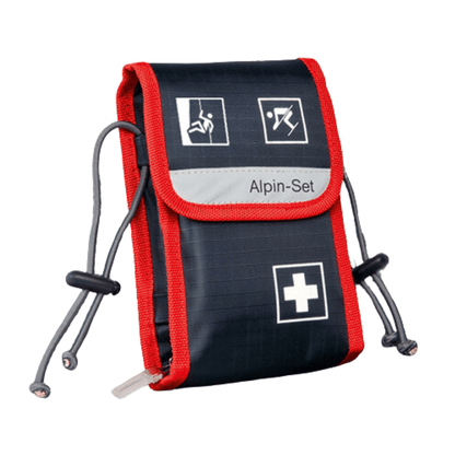 Un kit di pronto soccorso compatto nei colori blu navy e rosso, con simboli bianchi che raffigurano diverse situazioni di emergenza. Il kit di pronto soccorso Alpin-Set della Holthaus Medical GmbH & Co. KG, composto da 21 pezzi, reca la scritta «Kit di pronto soccorso» ed è dotato su entrambi i lati di lacci regolabili.