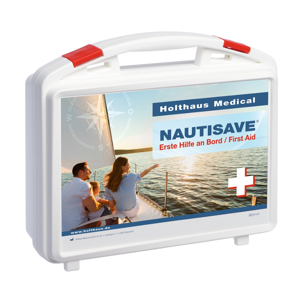 Una cassetta di pronto soccorso Holthaus Nautisave® bianca con accenti rossi, etichettata con "Holthaus Medical NAUTISAVE Erste Hilfe an Bord / First Aid". La parte anteriore dello zaino mostra un'immagine di due persone su una barca a vela al tramonto, rendendolo ideale per ambienti marittimi.