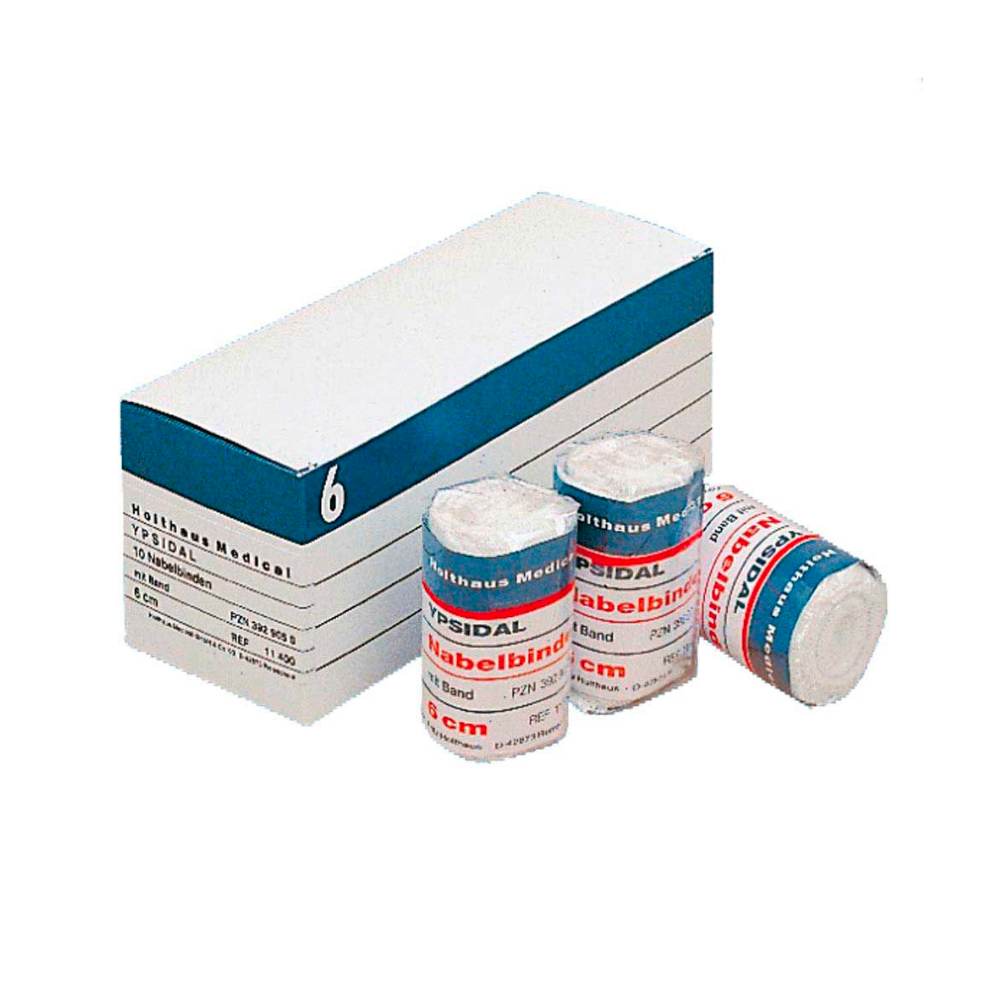 In una scatola bianca con la scritta "Holthaus YPSIDAL Nabelbinde" e strisce blu e bianche si trova un rotolo di una benda medica di 6 cm x 2 m fatta al 100% di cotone. Davanti alla scatola ci sono tre rotoli di benda elastica "Mollelast Medical" con la scritta "8 cm".