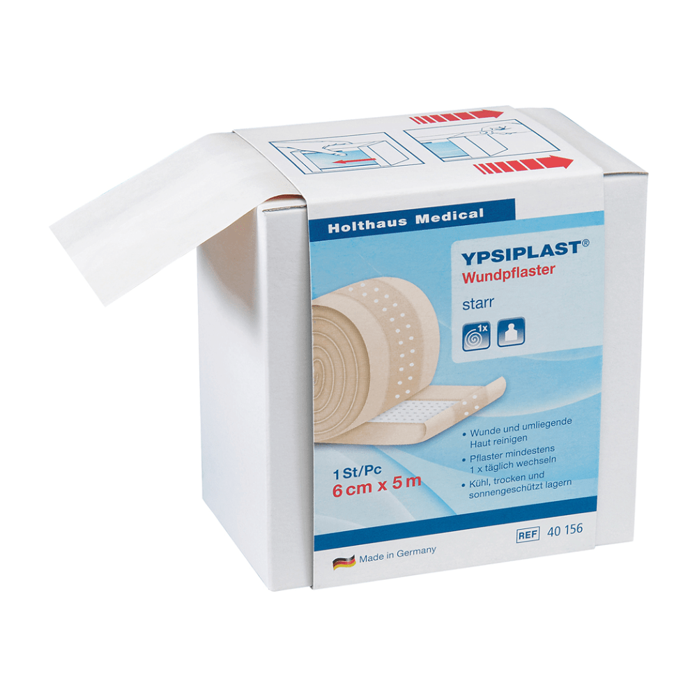 Una scatola di cerotti Holthaus Ypsiplast di Holthaus Medical GmbH & Co. KG. La confezione con le dimensioni "6 cm x 5 m" offre istruzioni per l'uso e la conservazione in più lingue. L'immagine mostra una scatola aperta con un cerotto parzialmente estratto, ideale per proteggere piccole ferite.