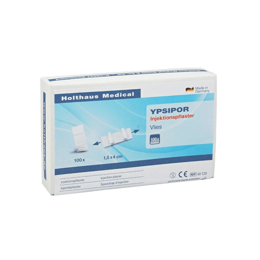 È esposta una confezione di cerotti per iniezioni Holthaus Ypsipor della Holthaus Medical GmbH & Co. KG. La confezione, prevalentemente bianca con dettagli blu, contiene 100 cerotti delle dimensioni di 1,5x4 cm. La confezione riporta un testo in tedesco e un’immagine dei cerotti.