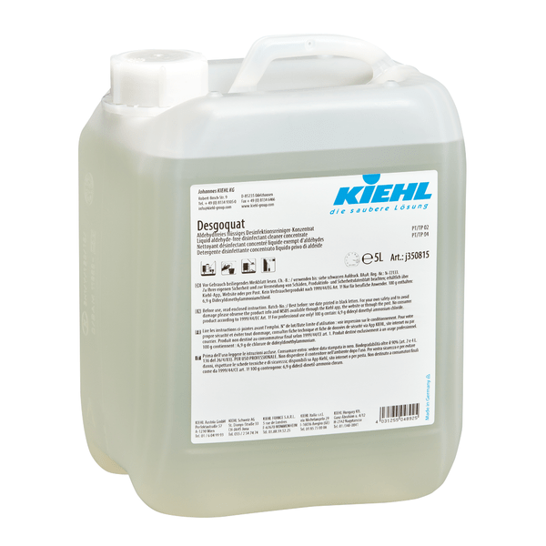 Un contenitore di plastica trasparente con manico e tappo bianco, etichettato con "Kiehl Desgoquat" della Johannes Kiehl KG. L'etichetta multilingue informa sul concentrato disinfettante liquido senza aldeidi per la disinfezione delle superfici e le istruzioni per l'uso.