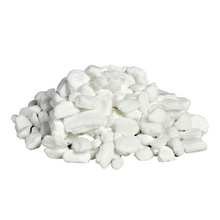 Auf weißem Grund ist ein Haufen weißes, unregelmäßiges Kiehl-Regeneriersalzgranulat (Bruch/Granulat, 25 kg) der Johannes Kiehl KG zur Verwendung in Wasserenthärtungsanlagen abgebildet.