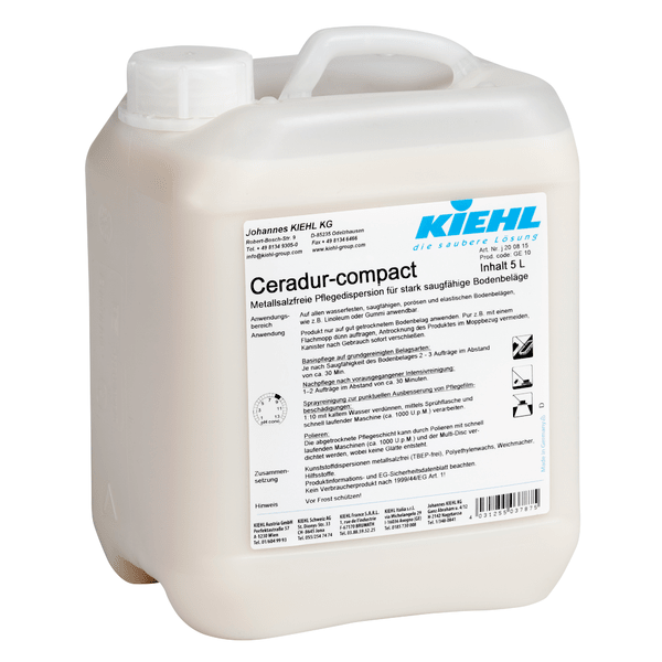 Una bottiglia da 5 litri di Johannes Kiehl KG Ceradur-compact, una dispersione di cura senza sali metallici per pavimenti altamente assorbenti, viene fornita in plastica bianca con un manico ed etichetta tedesca. Venduto in una scatola con 2 bottiglie.