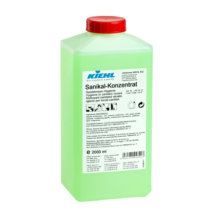 Un contenitore rettangolare verde da 2 litri in plastica della Johannes Kiehl KG con l'iscrizione "Kiehl Sanikal-Konzentrat Sanitärraum-Hygiene" è dotato di un coperchio rosso e di istruzioni per l'uso e il prodotto in più lingue sulla parte anteriore.