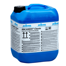 Contenitore in plastica blu con coperchio nero e la scritta "Kiehl ARCANDIS-Classic Detergente intensivo per lavastoviglie, leggermente clorato" della Johannes Kiehl KG. L'etichetta mostra istruzioni, simboli di sicurezza e informazioni in più lingue.