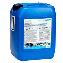 Un grande contenitore in plastica blu da 20 litri con tappo a vite contiene Kiehl ARCANDIS-Classic Detergente intensivo per lavastoviglie, leggermente clorato della Johannes Kiehl KG, ideale per lavastoviglie professionali. Etichetta bianca e frecce nere indicano la posizione verticale.