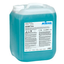 Un contenitore da 10 litri in plastica trasparente con liquido blu "Kiehl ARCANDIS-Shine Brillantante Neutro" della Johannes Kiehl KG per lavastoviglie, assicura una brillantezza senza aloni. Istruzioni multilingue e avvertenze incluse.