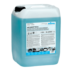 Un contenitore da 20 litri in plastica trasparente, riempito con liquido blu con la scritta "Kiehl ARCANDIS-Shine Brillantante Neutro" della Johannes Kiehl KG, con brillantezza senza aloni per lavastoviglie, informazioni sul prodotto, istruzioni d'uso e immagini di cura.
