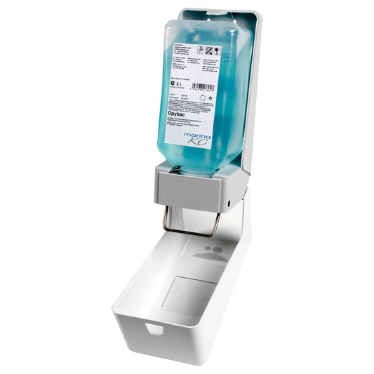 Der Kiehl ManoDos-soft Seifen- und Cremespender von Johannes Kiehl KG für 1 L und 2 L Weichflaschen besitzt einen Metallhebel, eine blaue Sanitäterflasche, eine offene Frontabdeckung und ein weißes Tropfblech unten.