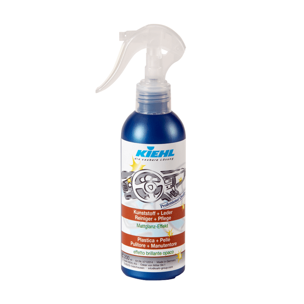 Flacone spray in plastica di Johannes Kiehl KG's Kiehl Kunststoff+Leder / Reiniger+Pflege per la pulizia e la cura degli interni auto e della pelle, con ugello trasparente e etichetta blu-bianca con grafica degli interni auto.