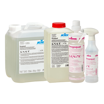 Quattro contenitori con Kiehl Desgoquat Concentrato disinfettante liquido senza aldeidi della Johannes Kiehl KG in diverse dimensioni, tra cui grandi brocche, una bottiglia con tappo rosso e un flacone spray - tutti con etichette ben visibili.