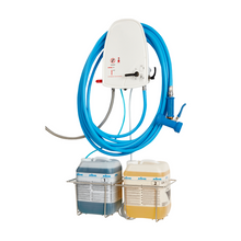 Die Johannes Kiehl KG ARCANTEC 15 Reinigungs- und Desinfektionseinheit für 2 Produkte ist wandmontiert, verfügt über einen 15 m langen blauen Schlauch mit Spritzpistole und hält zwei beschriftete Chemikalienbehälter in Metallgestellen vor weißem Hintergrund.