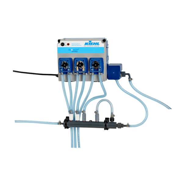 Un sistema di dosaggio a parete Johannes Kiehl KG ARENAS-P3, composto da tre pompe dosatrici da 18 L/h con quadranti blu, tubi di scarico trasparenti e il logo Kiehl sulla parte superiore per un dosaggio preciso dei liquidi.