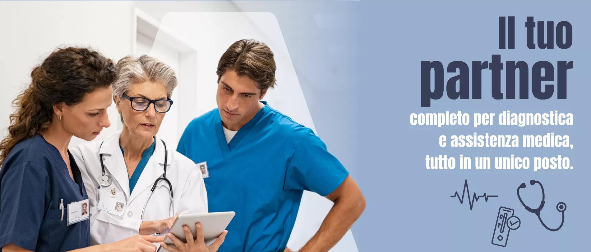 Tre professionisti sanitari stanno insieme e guardano un tablet, mentre a destra compare un’area promozionale con simboli medici.