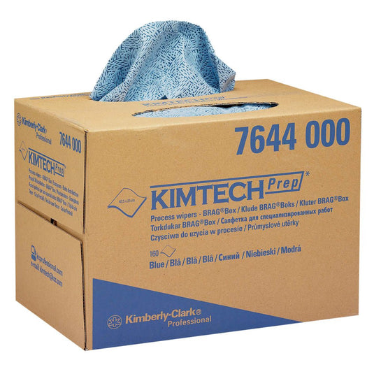 Da una confezione BRAG™ marrone della Kimberly-Clark GmbH (1 confezione da 160 salviette) viene erogata una salvietta da processo Kimtech® con motivo blu. La confezione riporta le informazioni sul prodotto ed è ideale per la pulizia industriale.