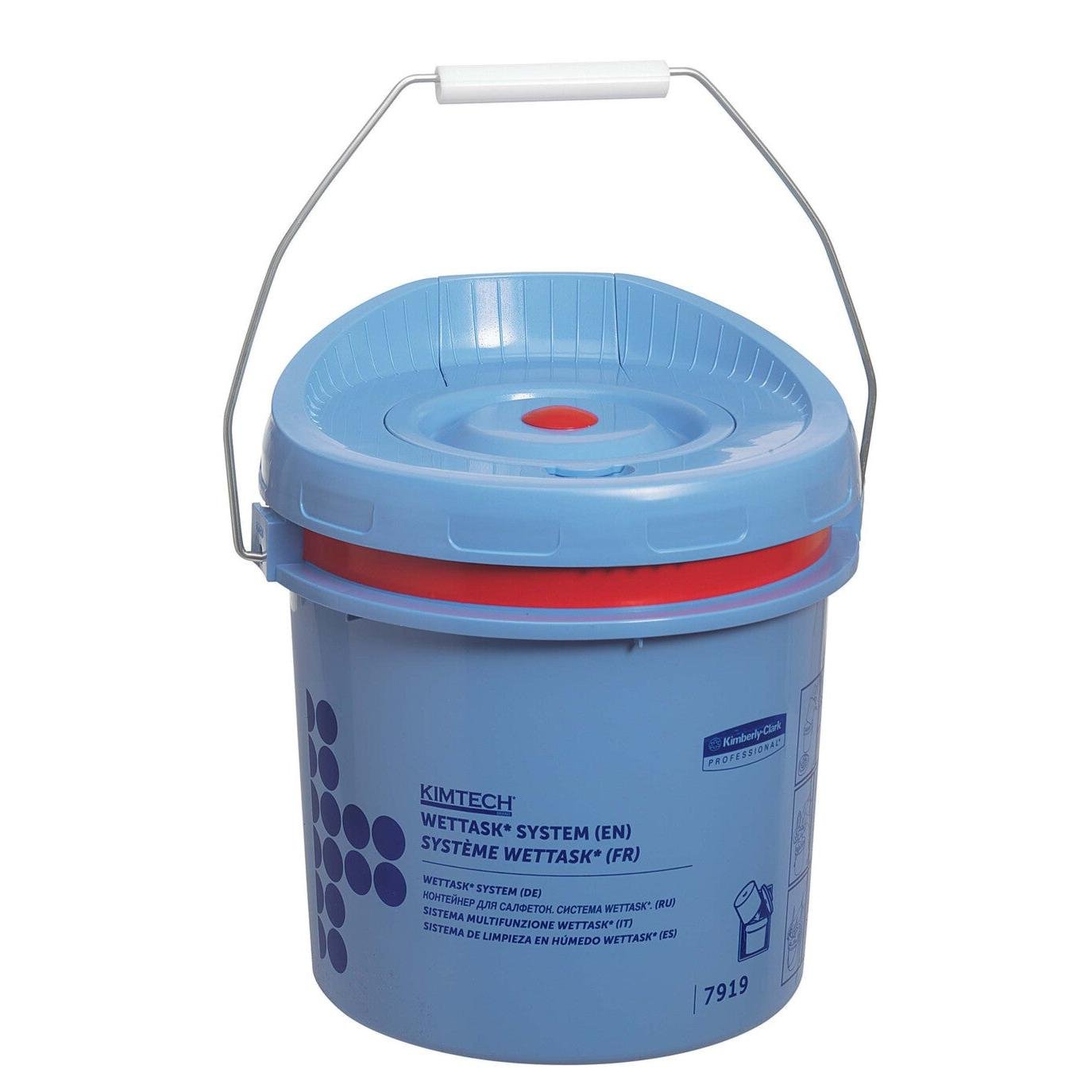 Un secchio dispenser per salviette a rotolo Kimtech® Wettask™ in plastica blu di Kimberly-Clark GmbH, con manico in metallo e coperchio blu, etichetta stampata e grafica sul lato. Consegnato come 4 secchi dispenser per cartone.