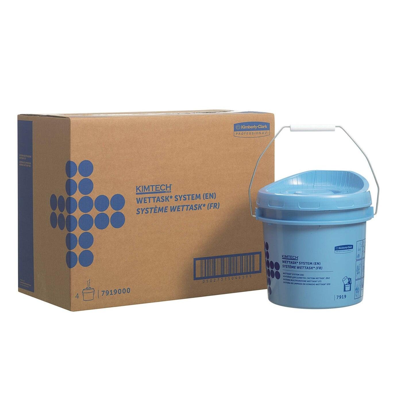 Un secchio dispenser per salviette a rotolo Kimtech® Wettask™ blu e un cartone marrone, entrambi di Kimberly-Clark GmbH, sono raffigurati con informazioni sul prodotto e grafica blu - ideale per soluzioni di dispenser per salviette. Ogni cartone contiene 4 secchi dispenser blu.