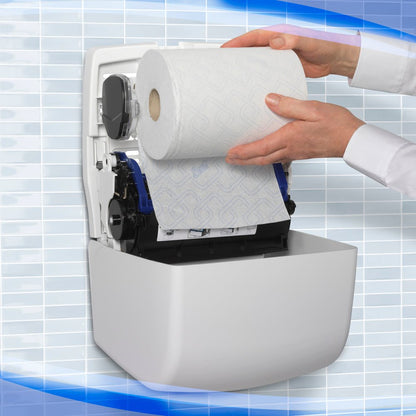 Una persona carica un grande rotolo di asciugamani di carta nel distributore di asciugamani a rotolo bianco Aquarius™ Slimroll™ della Kimberly-Clark GmbH, montato su una parete con uno sfondo a mosaico blu e bianco.